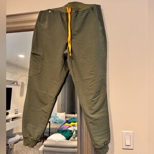 Figs women’s high waisted zamora scrub pant in color moss size medium regular